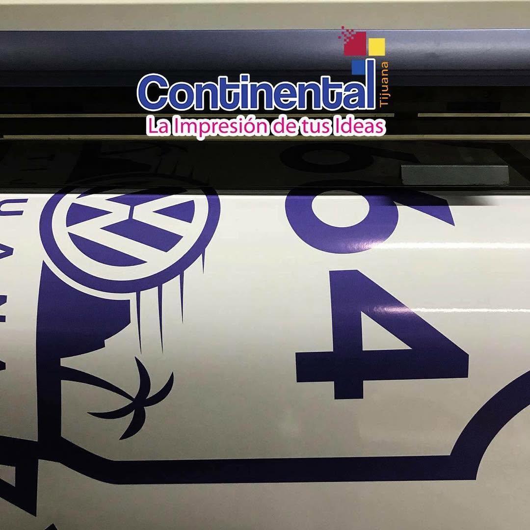 Vinil impreso para un vehículo saliendo del plotter